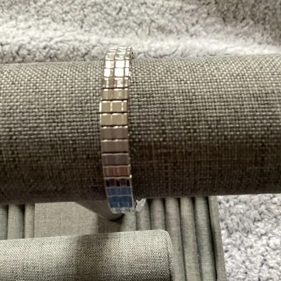 Elegant Silver and Black Women's Watch - Picture 5 of 6